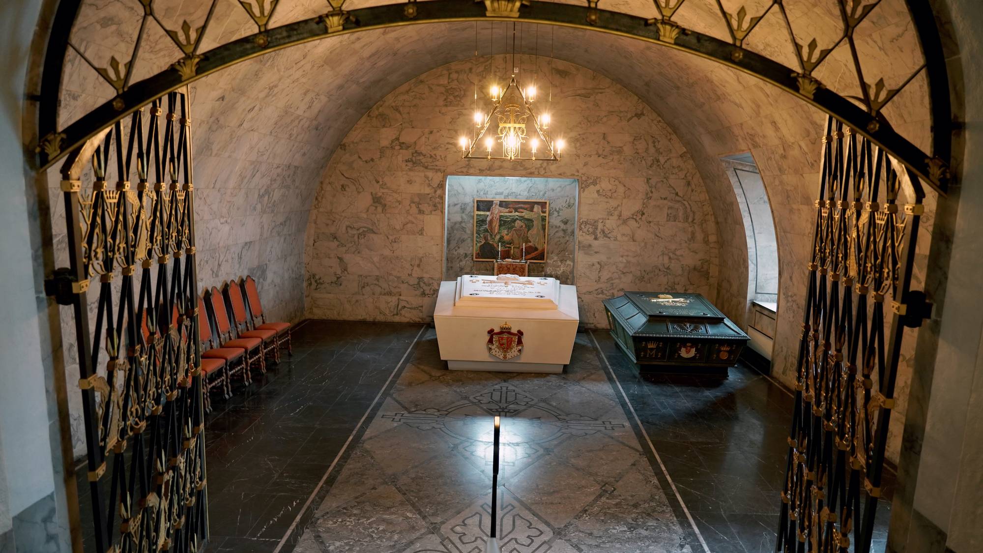 Kong Haakons og kong Olavs sarkofag i Det kongelige mausoleum på Akershus slott