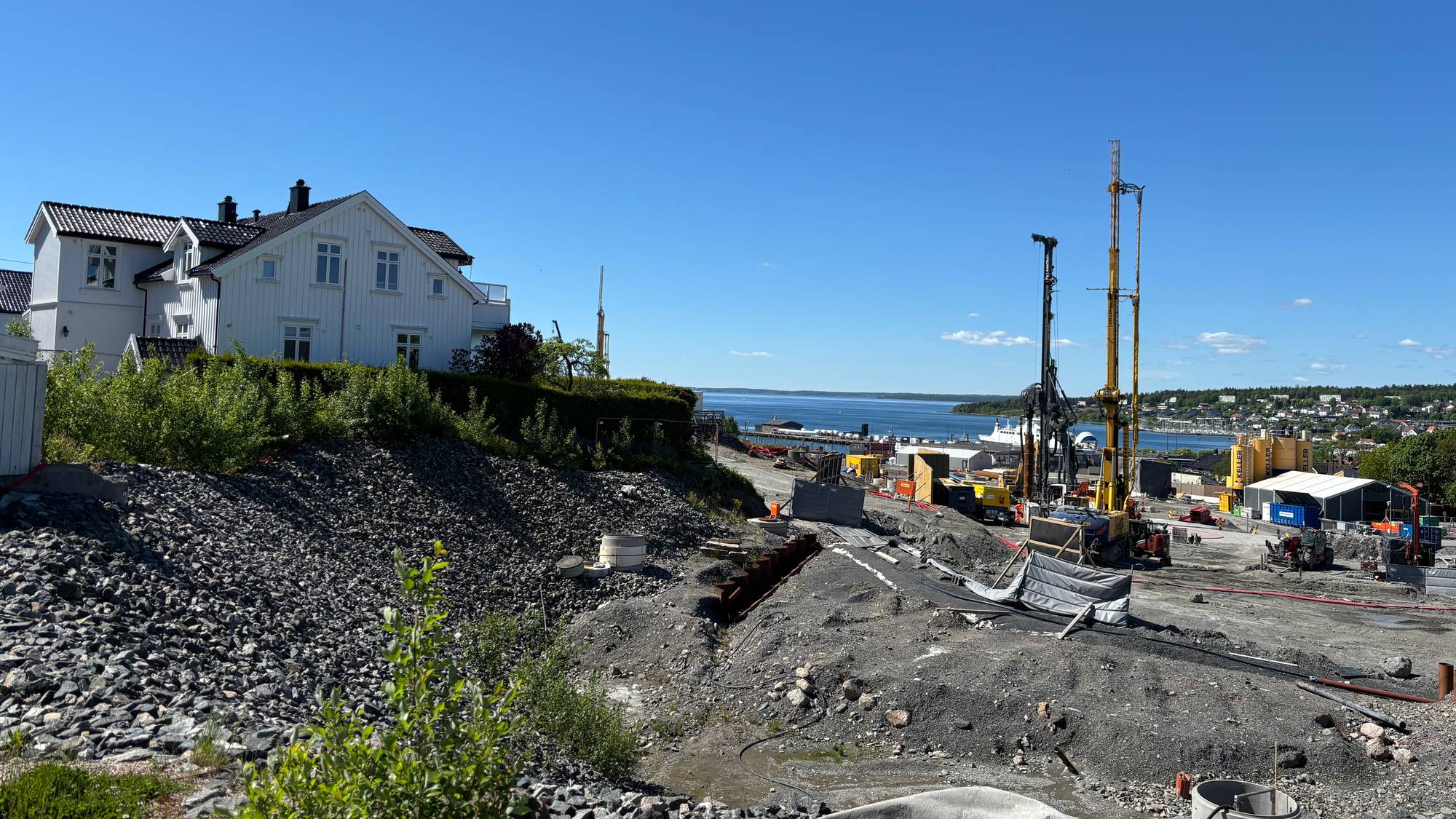Hus ved byggegrop for jernbanen i Moss