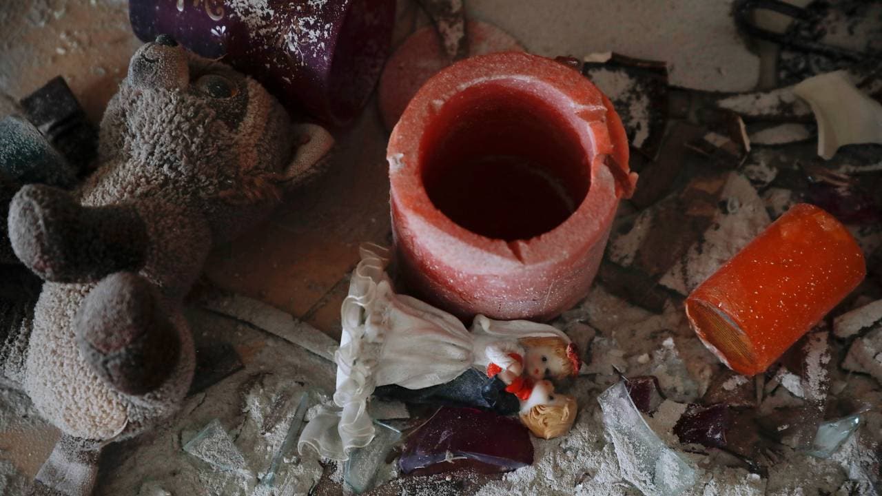 Leker og andre gjenstander fra en leilighet i den israelske byen Ashkelon, som ble ødelagt etter å ha blitt truffet av en av rakettene avfyrt fra Gazastripen.