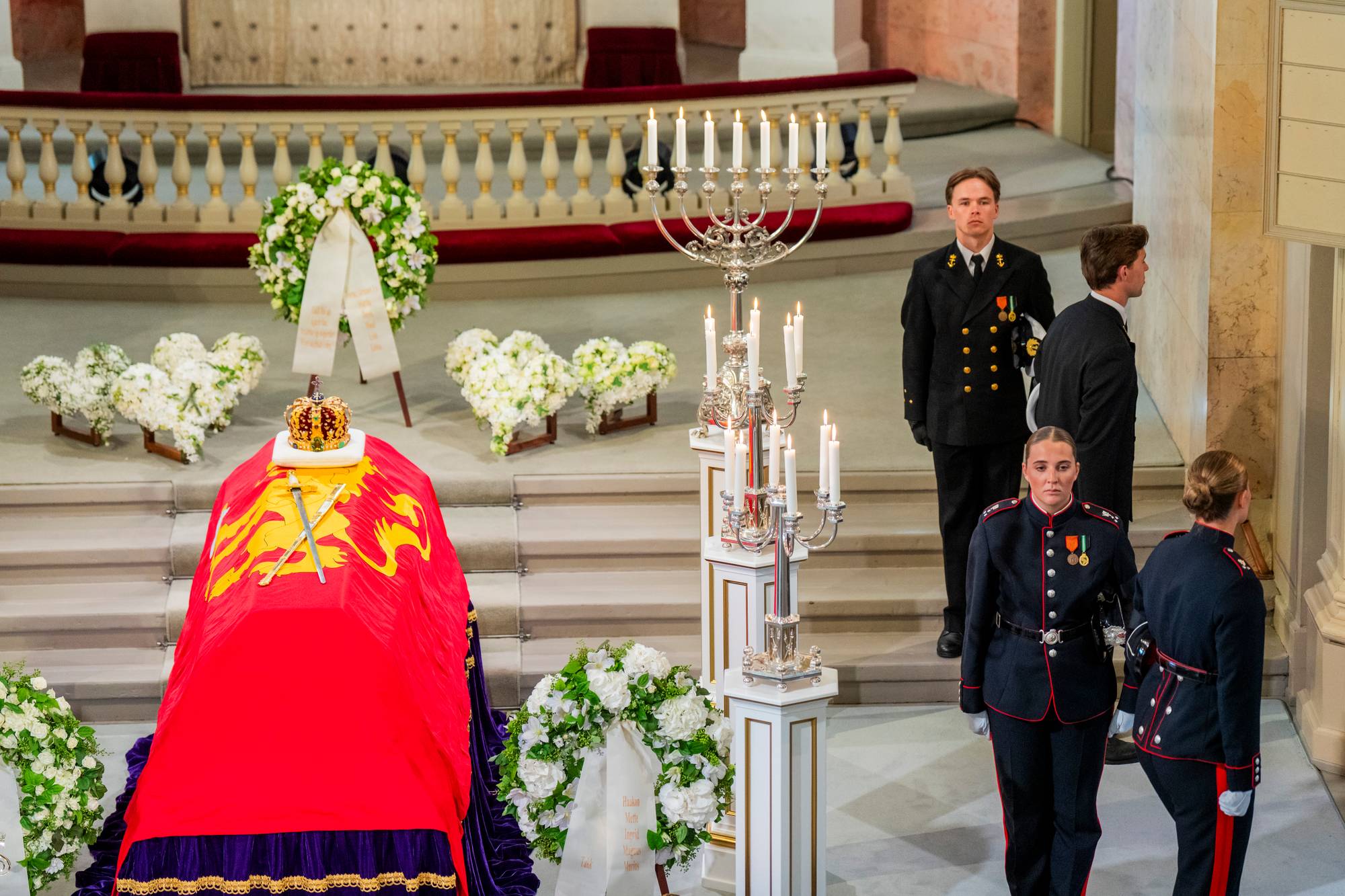 Kadetter fra Krigsskolen står bårevakt ved båren med kong Harald V i Slottskapellet.