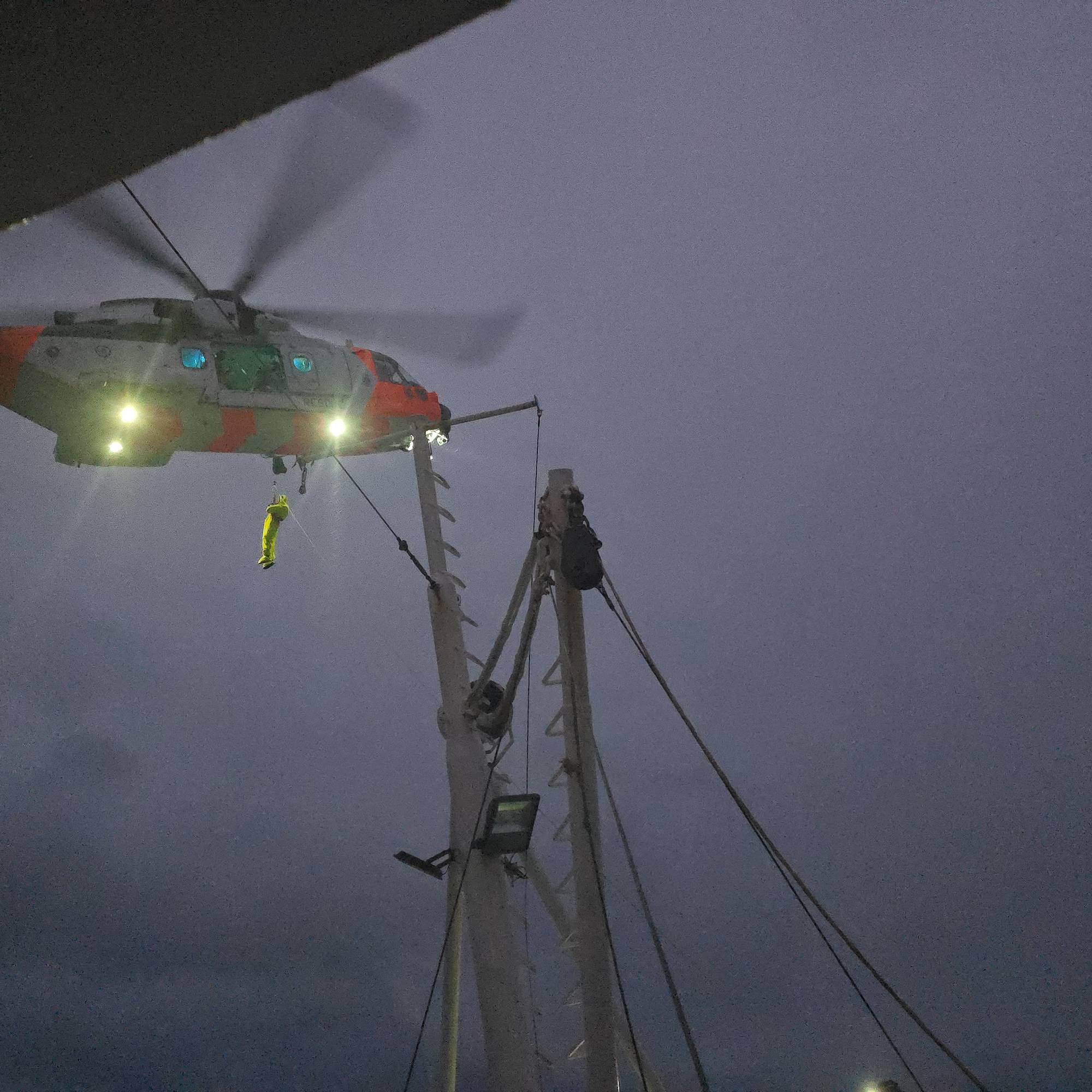 Redningsaksjonen av Fiskebåten Vestfjord i Skagerrak. Deler av mannskapet hentes opp med helikopter. 