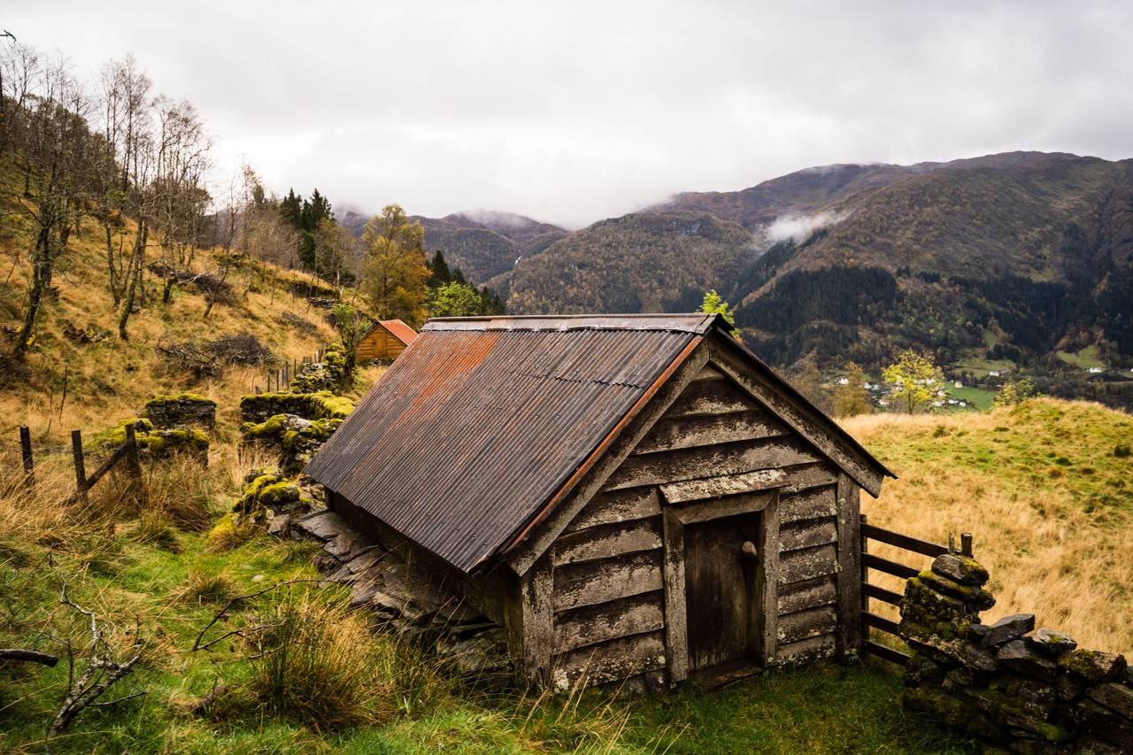 Naturbilder fra Havrå, låve på toppen av utmarka,