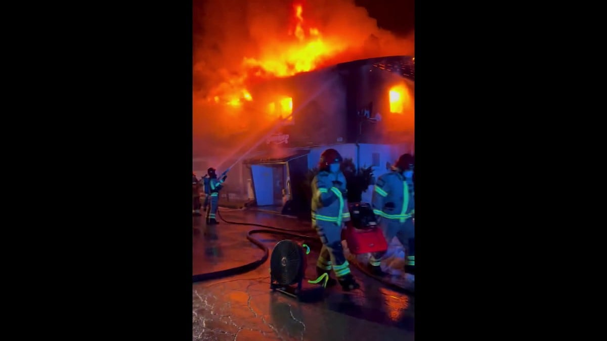 Kraftig brann i bolighus og nærbutikk på Lavik i Vaksdal