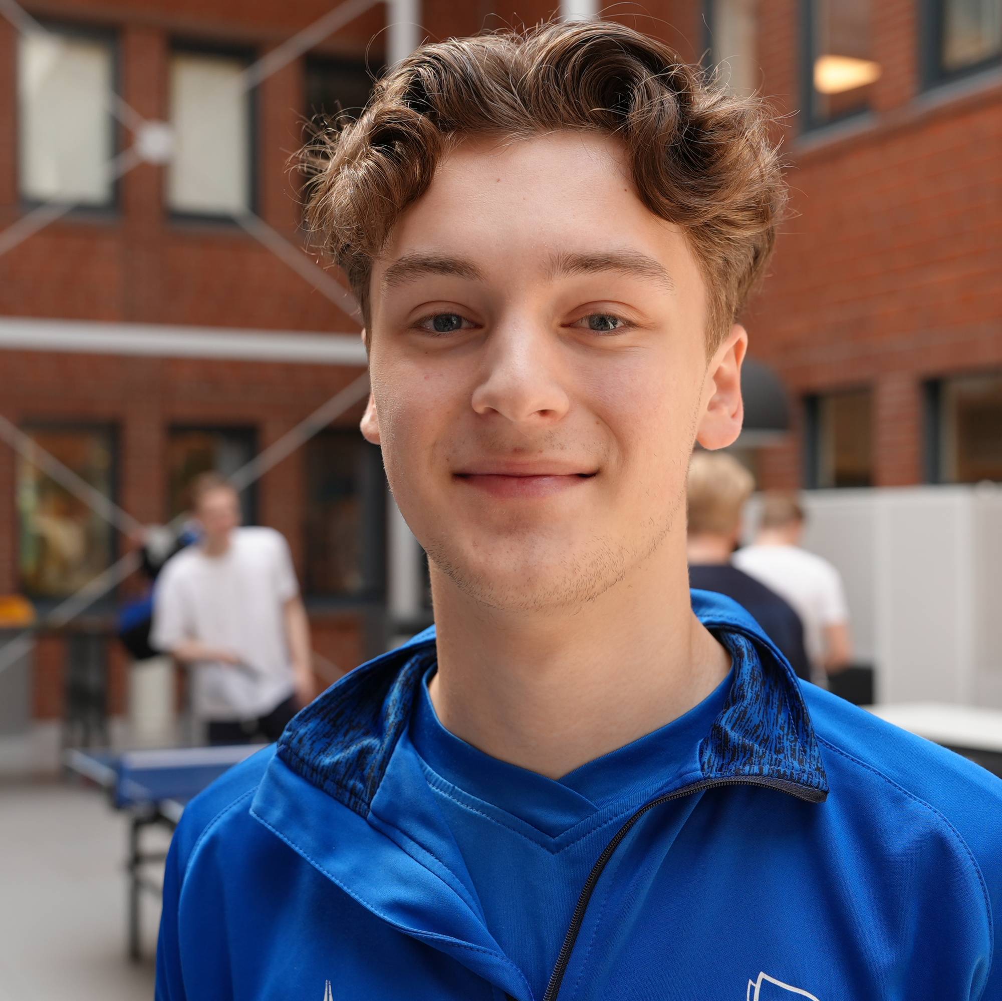 En ung person med blå overdel