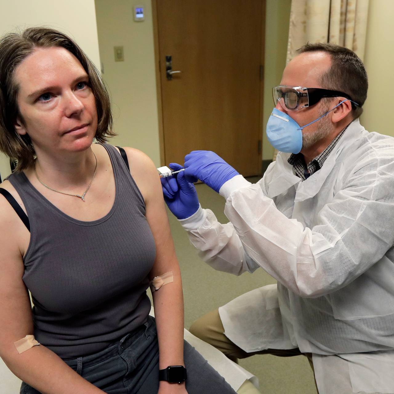 Farmasøyt gir Jennifer Haller den første utprøvingen av en  mulig vaksine mot koronaviruset Covid-19 i Seattle, 16. mars.