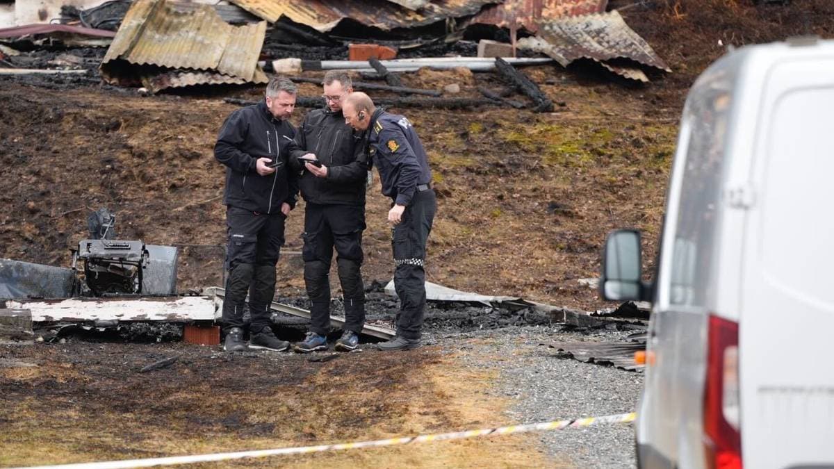 Krimteknikere undersøker branntomt