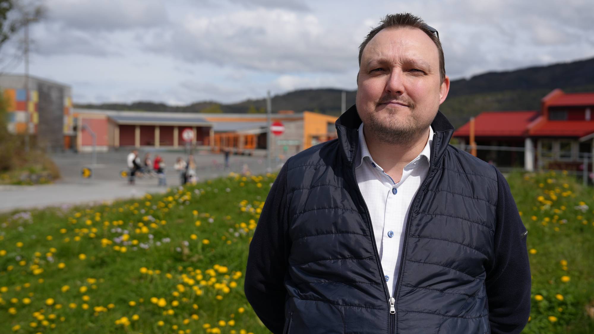 en mann som står utenfor en skole