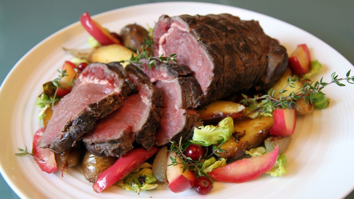 Langtidsstekt entrecôte av elg med rødvinssaus NRK Mat