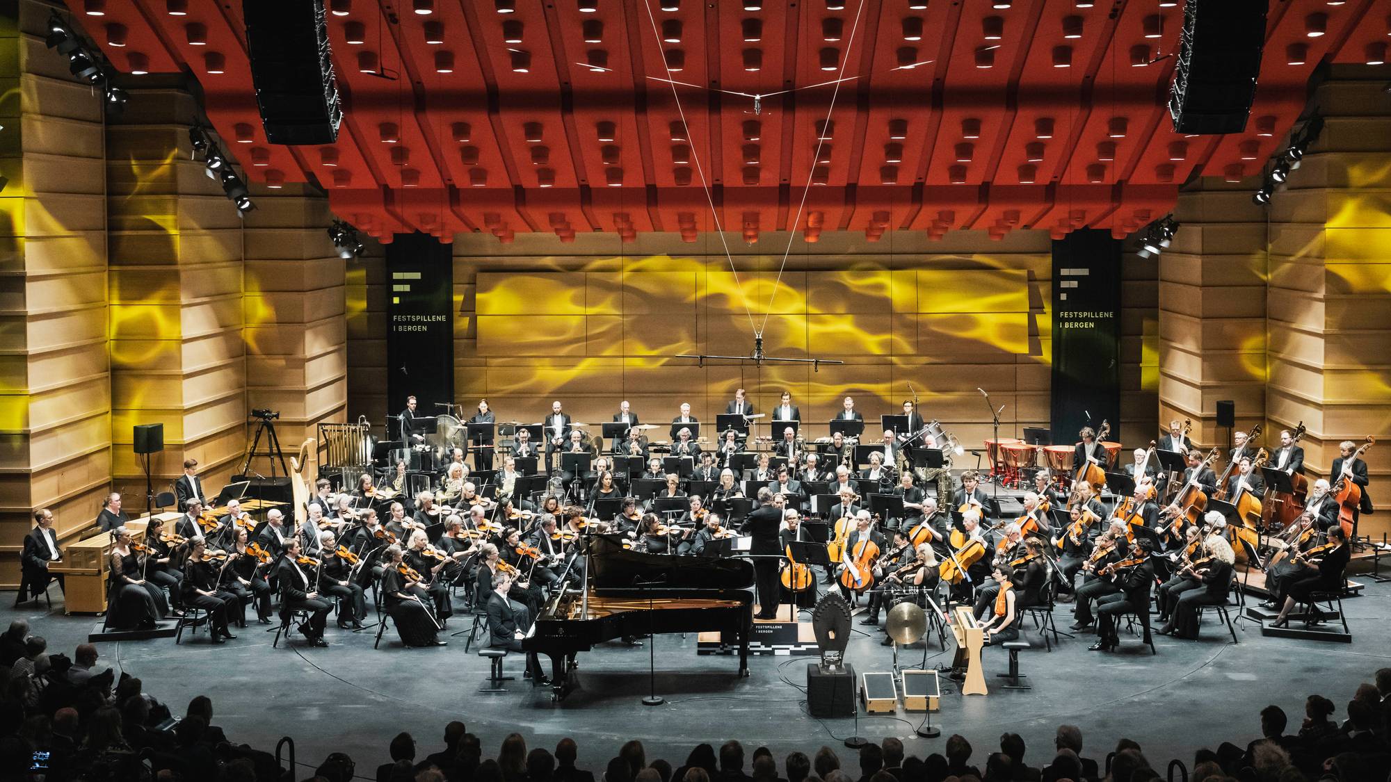Et stort orkester på en scene