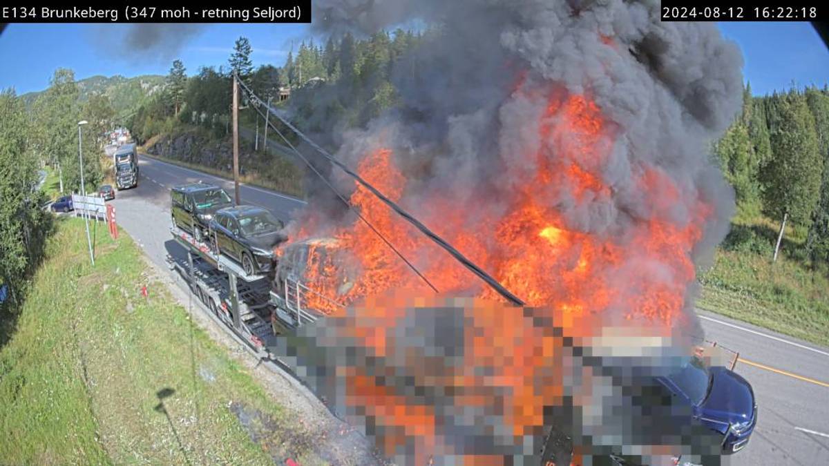 Brann i biltransport i Kviteseid – flere biler brenner