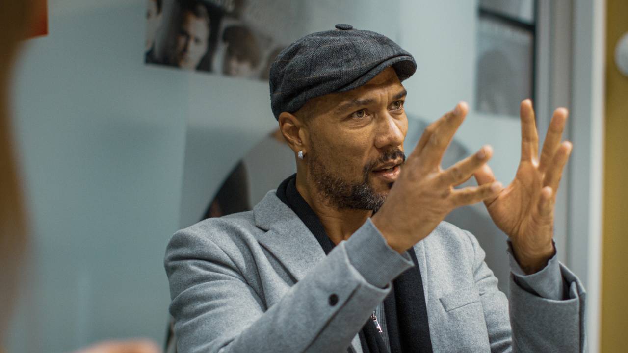 John Carew gestikulerer