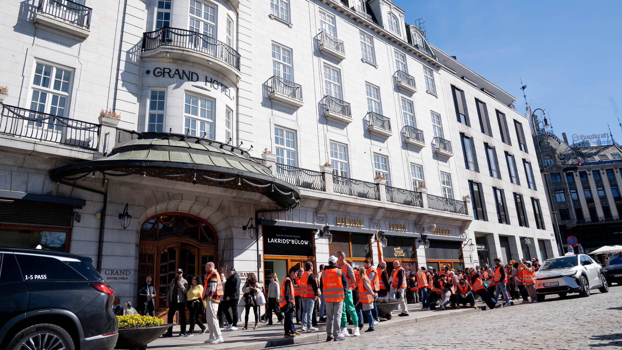 Grand Hotell bygget med masse folk i bakgrunn med vester