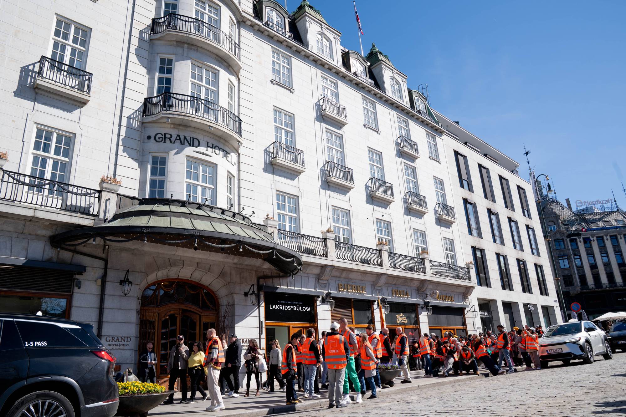 Grand Hotell bygget med masse folk i bakgrunn med vester