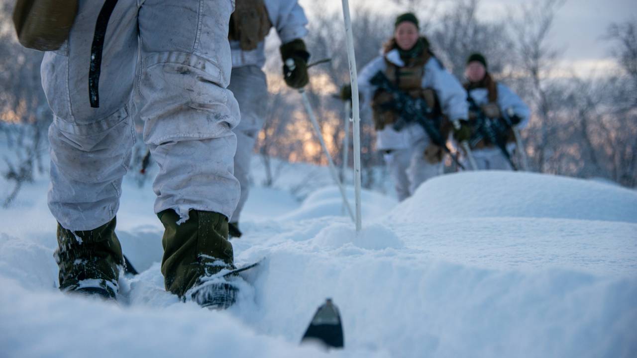 Soldatene prøver seg på ski før øvelsens første skitur.