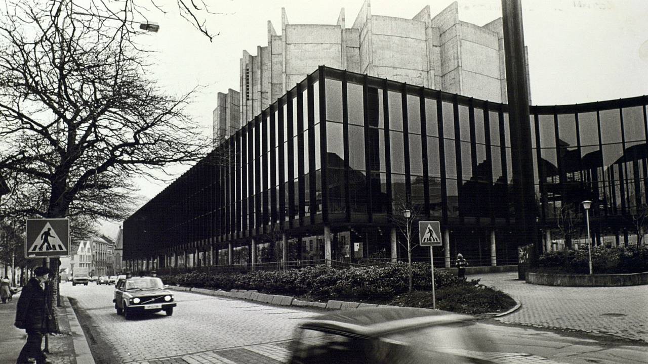 Grieghallen sett fra Lars Hilles gate, fotografert i 1982.