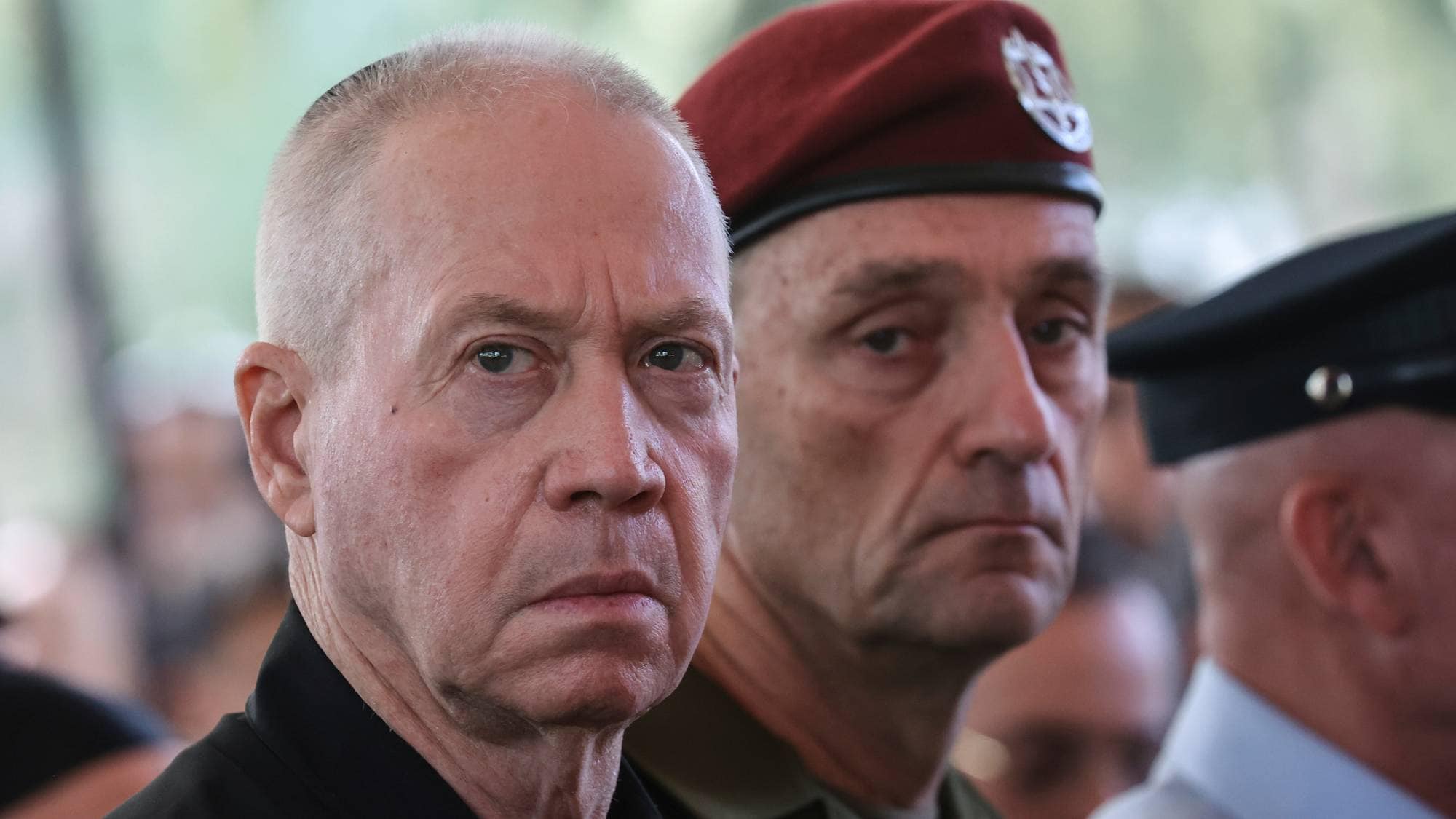 Tidligere forsvarsminister Yoav Gallant ser forbi kamera, står ved siden av en mann i militæruniform