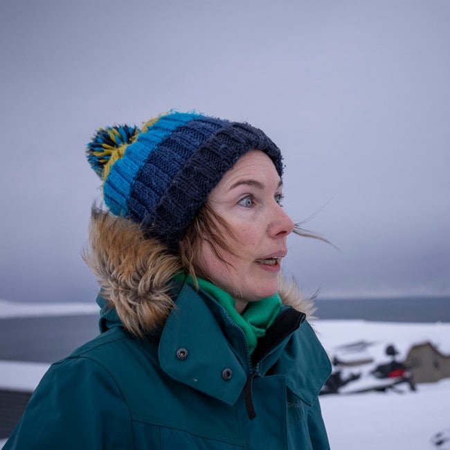 Ung kvinne i Barentsburg, Svalbard.