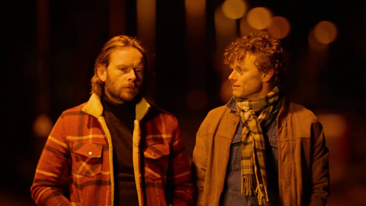 Anders (Jan Gunnar Røise) og kjæresten Jan (Brynjar Åbel Bandlien) i filmen Barn (2019).