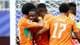 Peter Cziborra / REUTERS,NTB Fotballspillere i oransje drakter feirer en scoring foran et målnett. (Bildebeskrivelsen er laget av en KI-tjeneste)
