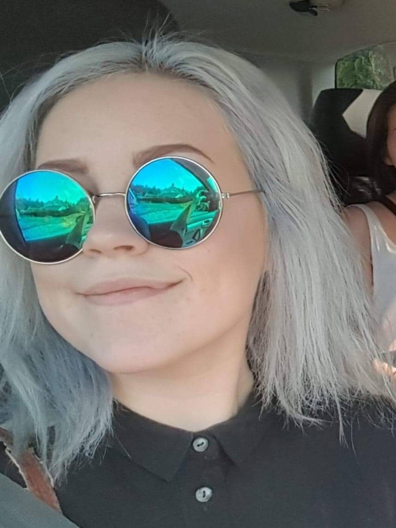 Bilde av Cecilie som smiler med kule solbriller og platinafarget hår