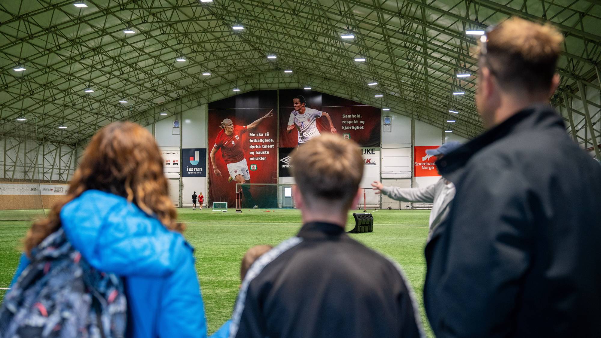 en gruppe mennesker som ser på et fotballmål (Bildebeskrivelsen er laget av en KI-tjeneste)