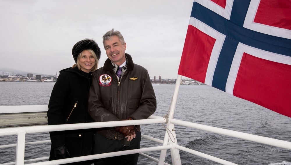 USAs ambassadør Kenneth Braithwaite ombord på ferge i Oslofjorden