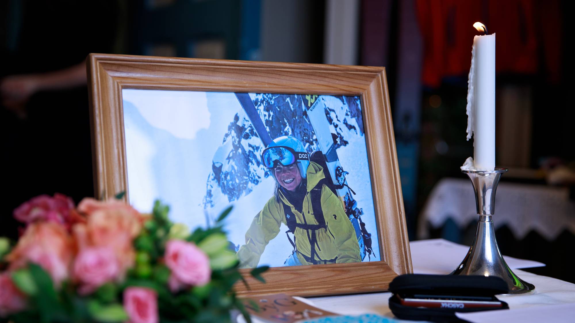 Bilde av en kvinne og et tent lys