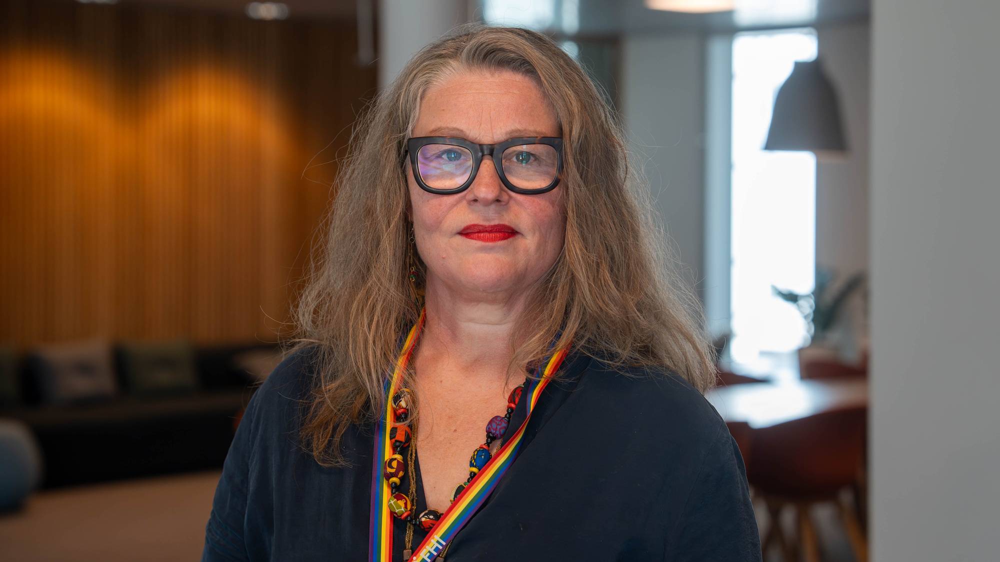 Portrettbilder av Mette Løkeland-Stai, overlege på Haukeland sykehus og leder ved abortregisteret, Folkehelseinstituttet. Hun er på kontoret sitt i en blå genser og briller.