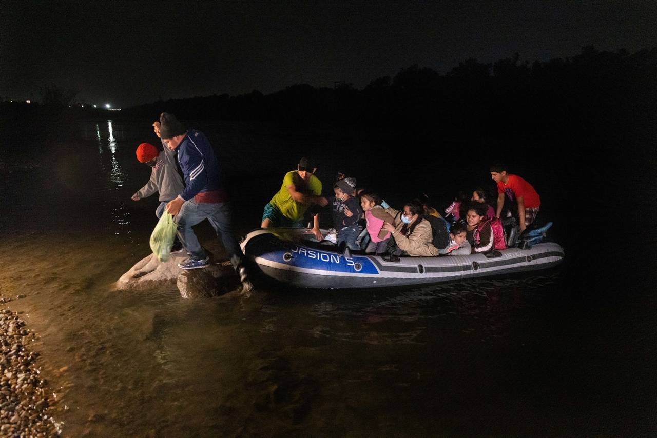 Båt med familier føres over Rio Grande