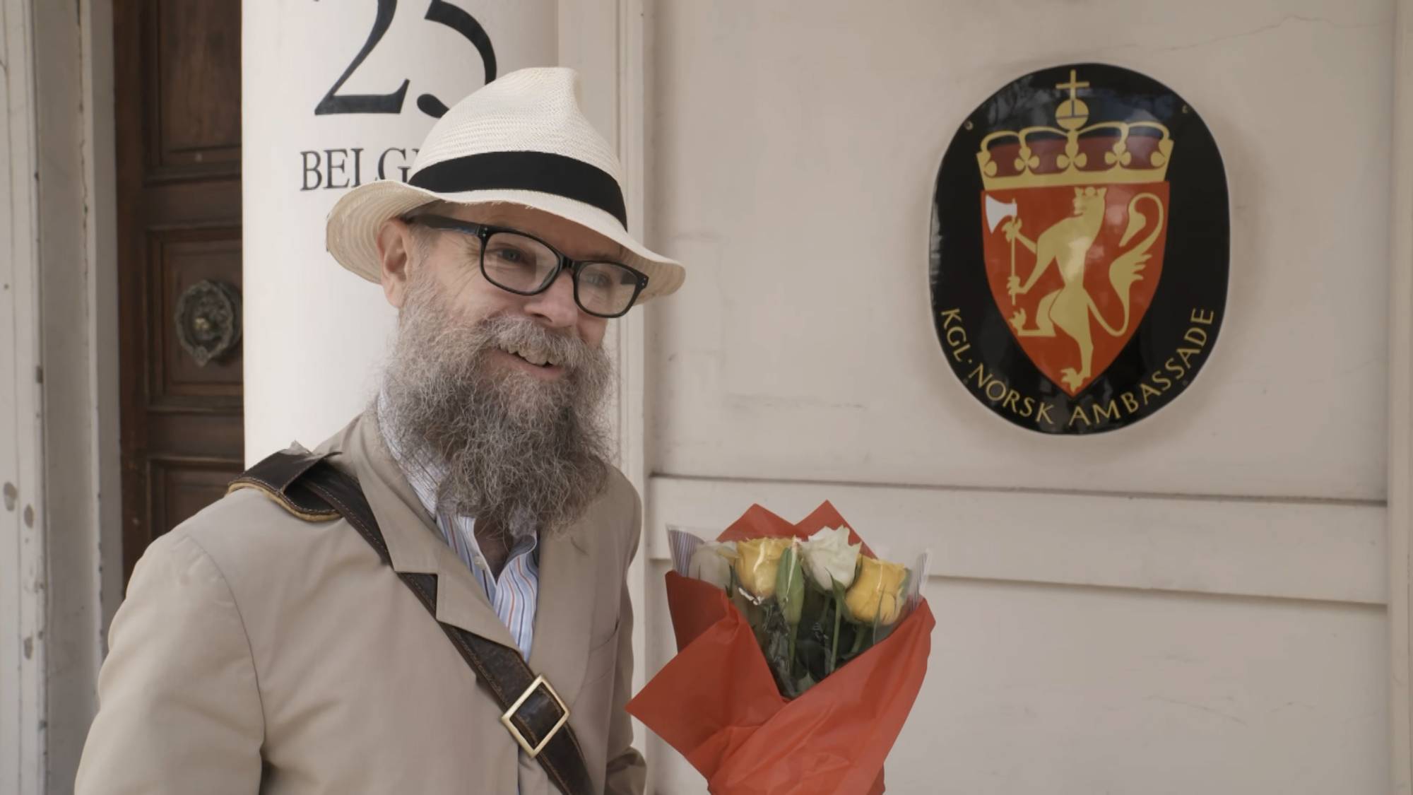 Marshal Walker Til Den norske ambassaden i London tok briten Marshal Walker med seg blomster i dag.
