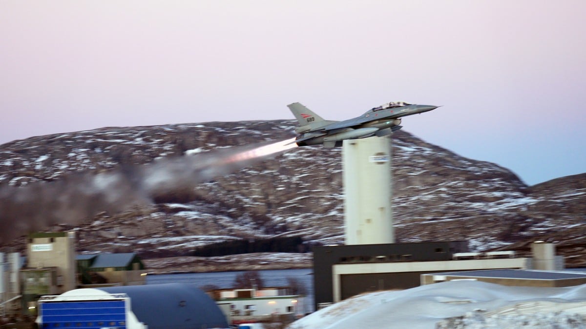 Norge stiller med to F-16 og 10 instruktører til opptrening av ukrainsk personell i Danmark