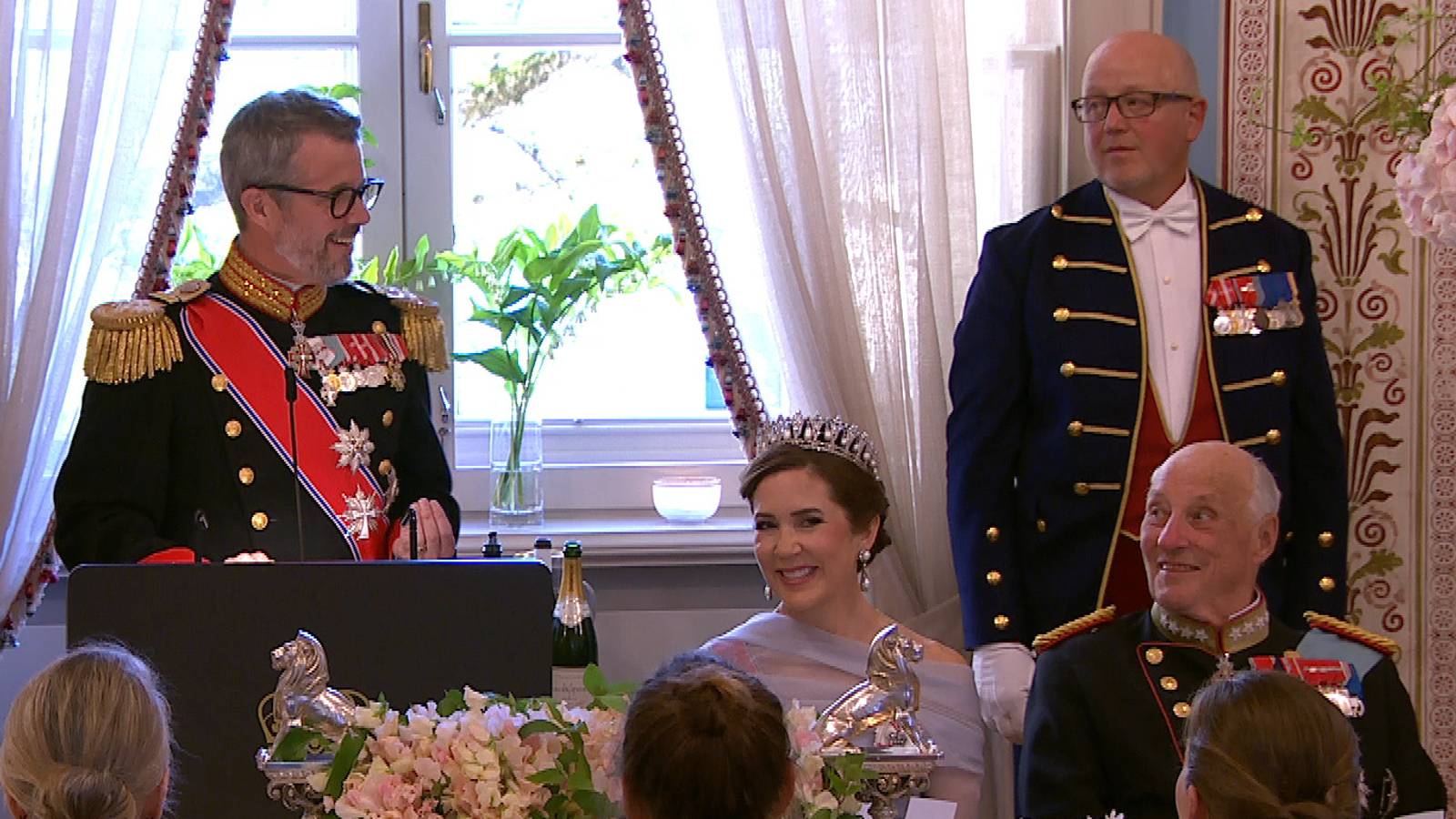 200-gjester-samlet-til-gallamiddag-p-slottet-for-det-danske-kongeparet