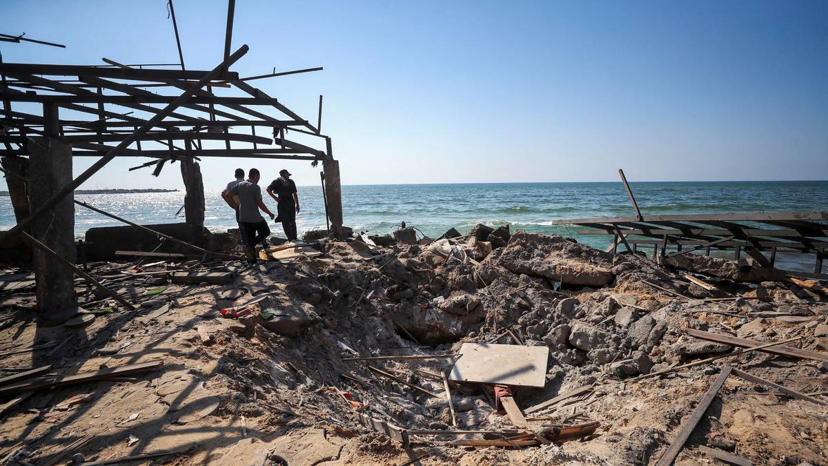 Minst 30 drepne i angrep mot strandkafé i Gaza by