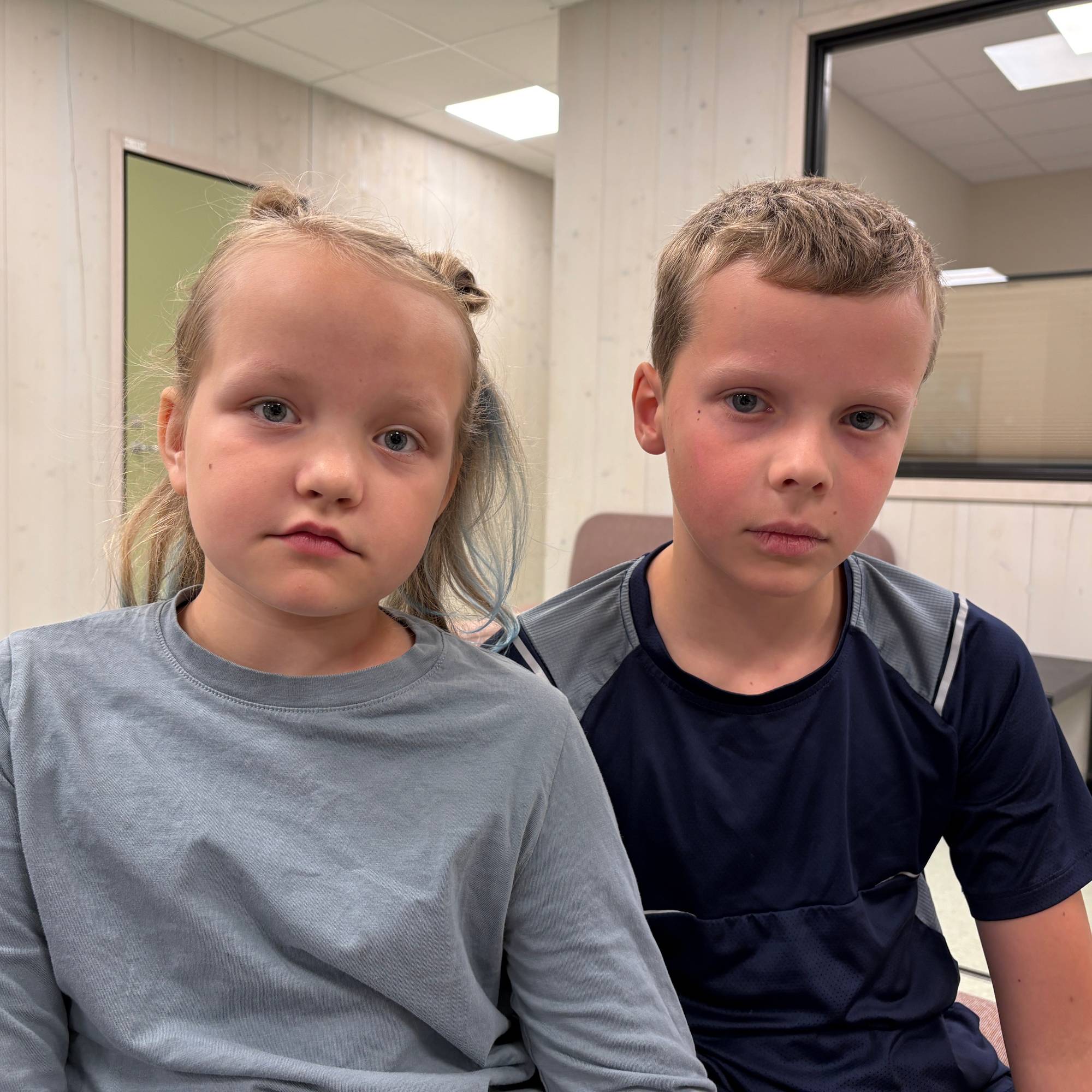 En gutt og en jente som sitter sammen (Bildebeskrivelsen er laget av en KI-tjeneste)