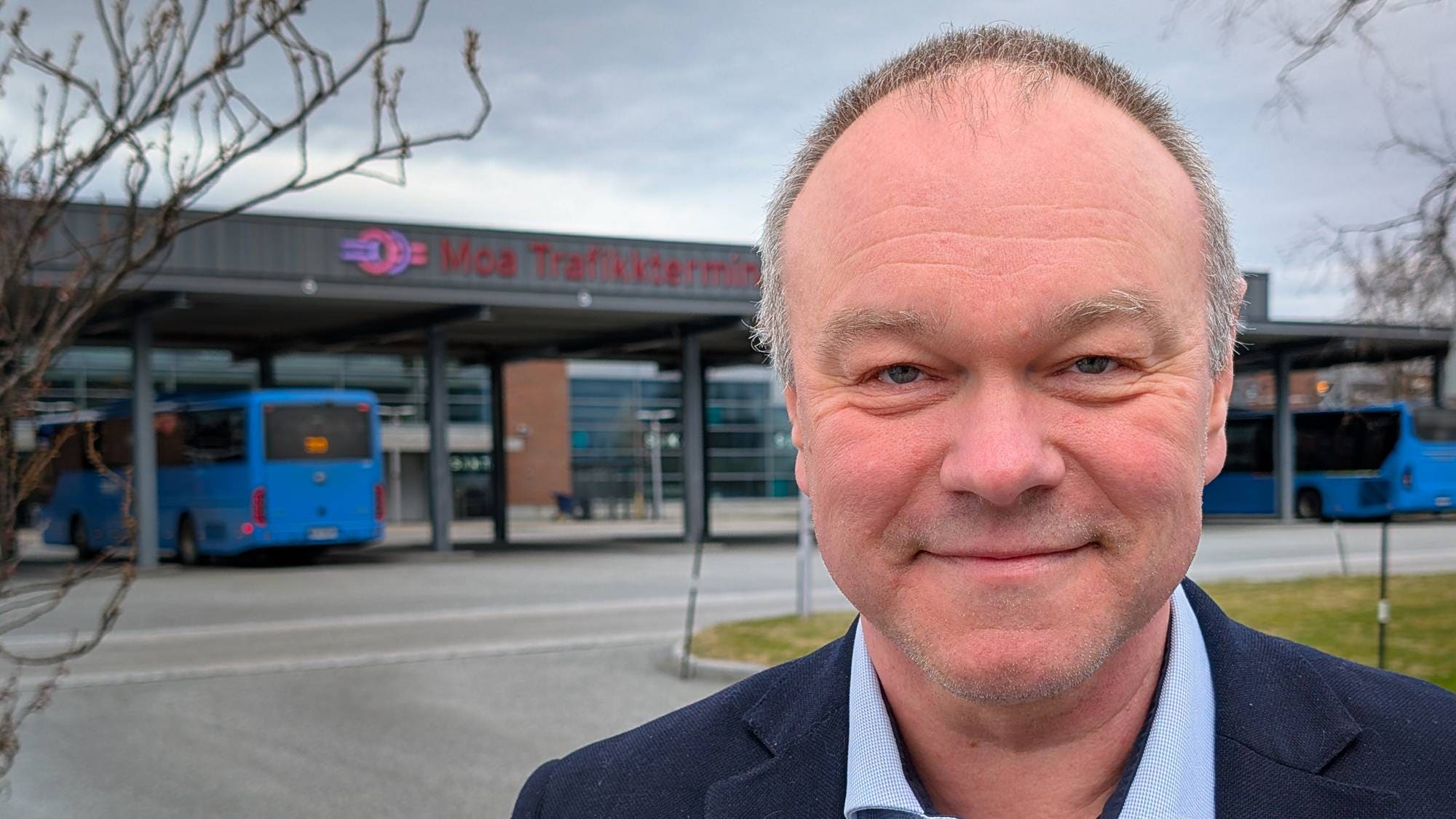 en mann i dress (Bildebeskrivelsen er laget av en KI-tjeneste)