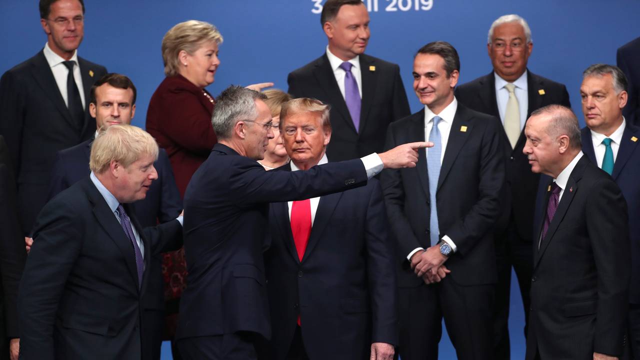Natos generalsekretær Jens Stoltenberg peker til USAs president Donald Trump under Nato-toppmøtet 4. desember 2019.