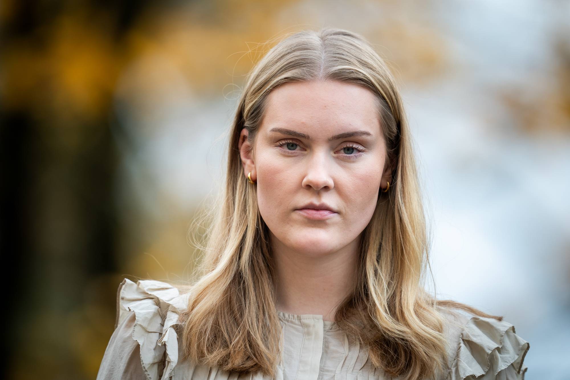 Ingrid Olina Hovland med langt blondt hår og en beige bluse. 