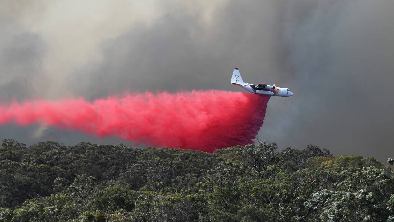 Et brannfly slipper ut brannhemmende midler ved Colo Heights, nordvest for Sydney, fredag.