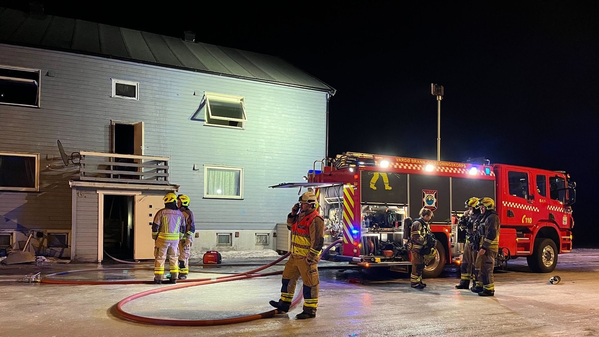 Brann i bolighus i Vardø: – En person hentet ut