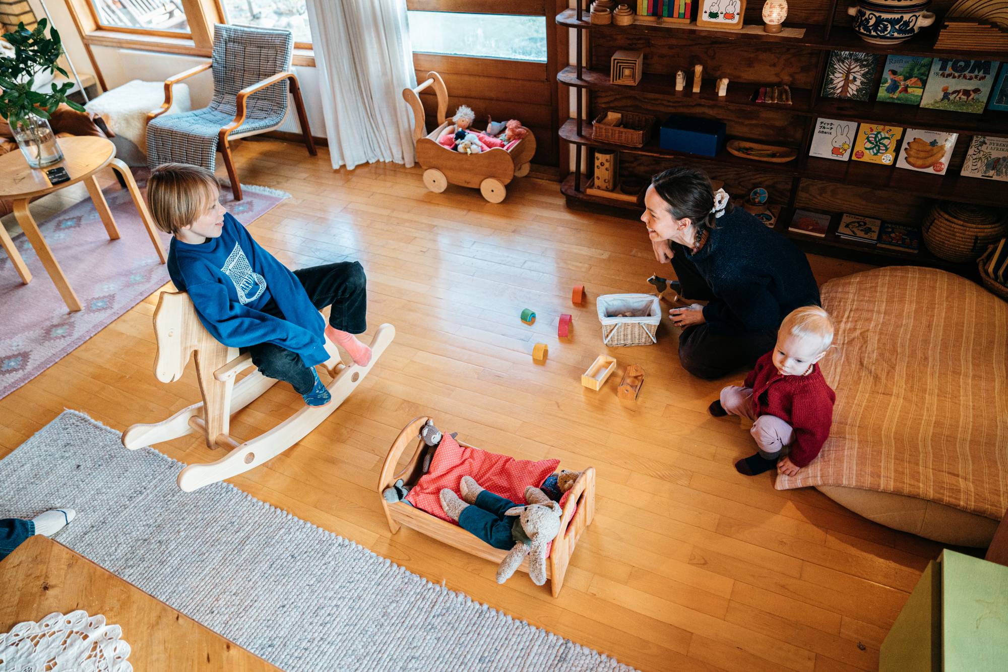 Barn leker med leker hjemme i stua