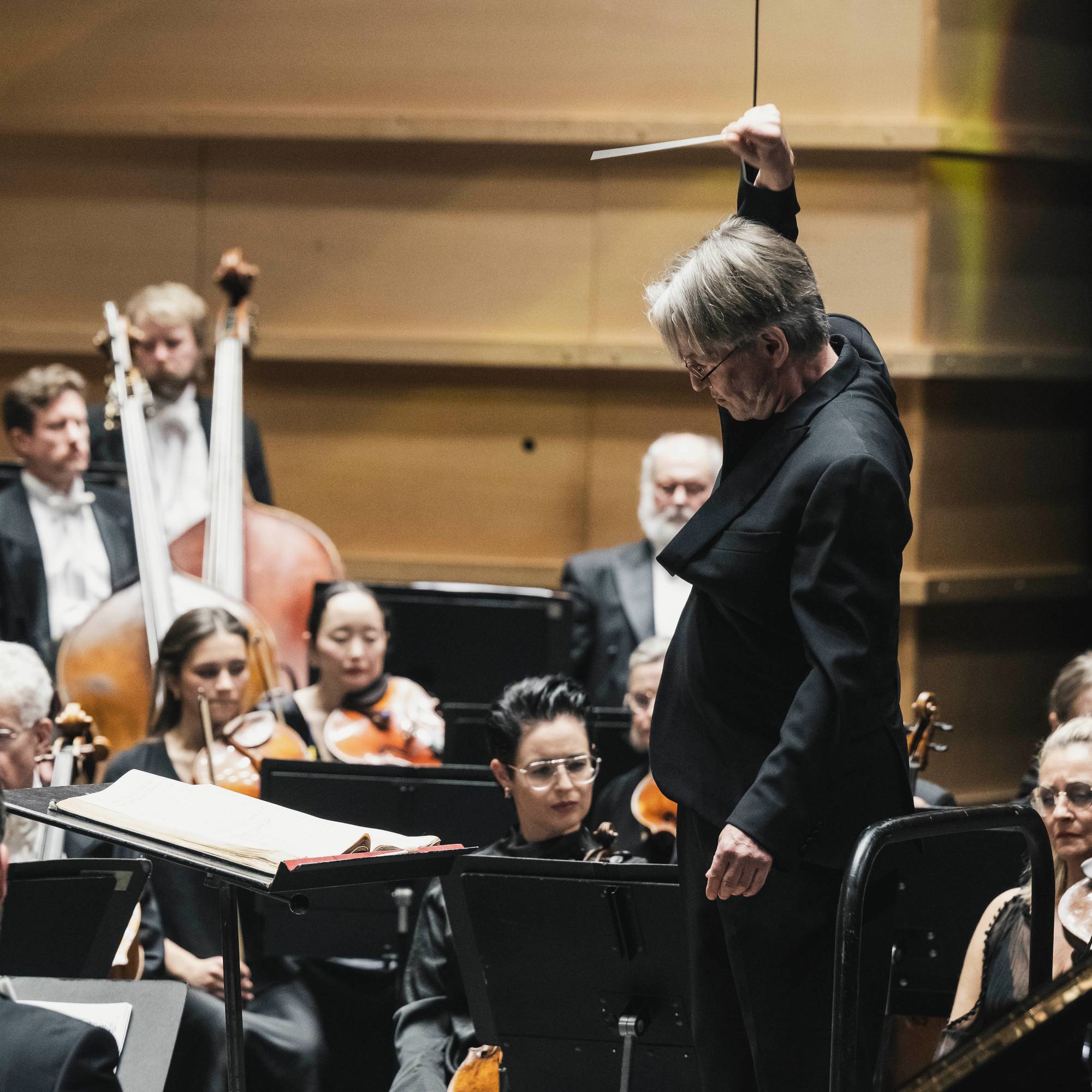 En mann dirigerer et symfoniorkester
