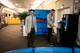 Photo : Knesevic Milan / NRK deux hommes en veste de costume devant une machine à café