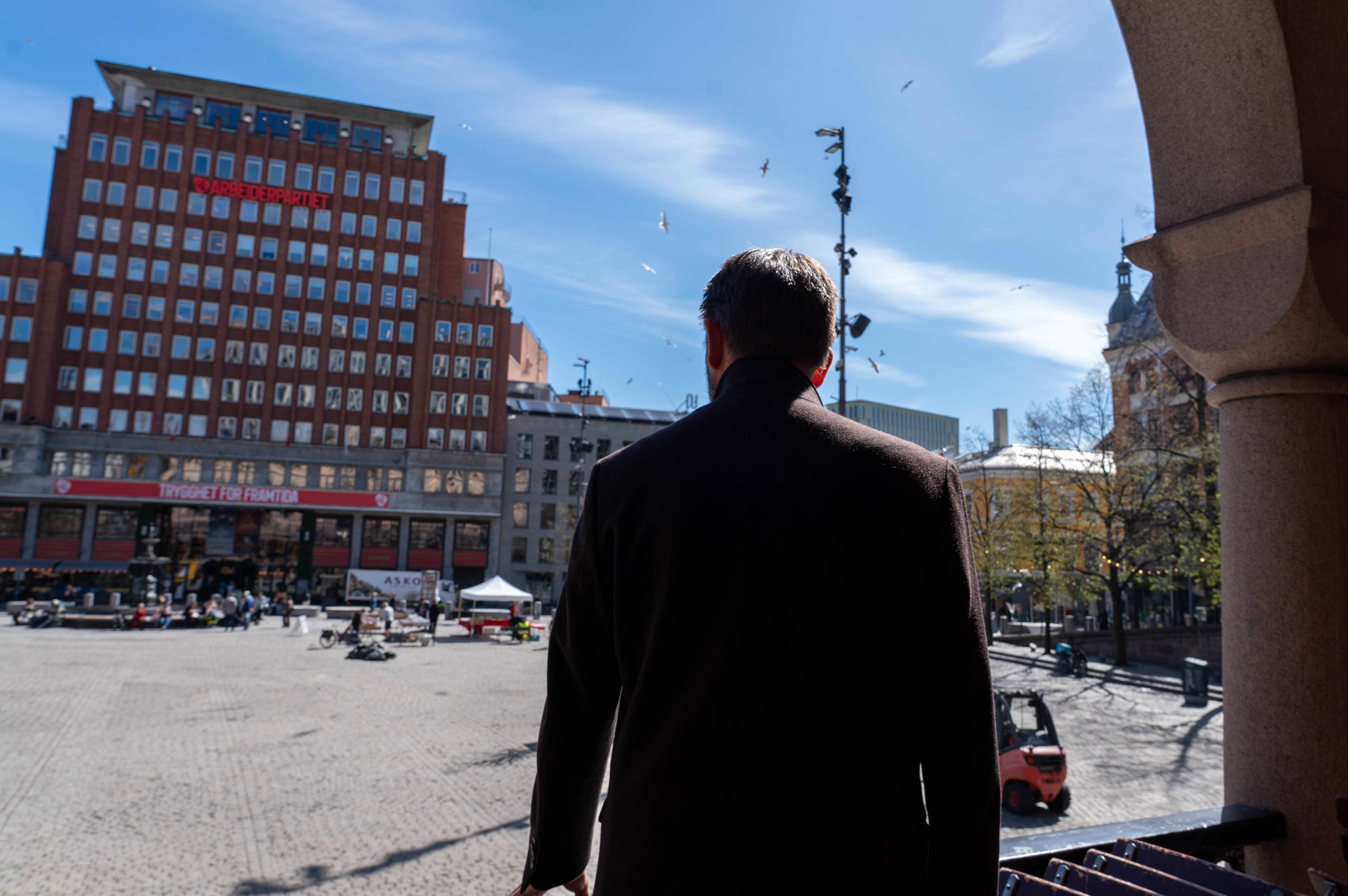 Eirik Lae Solberg ser utover Youngstorget