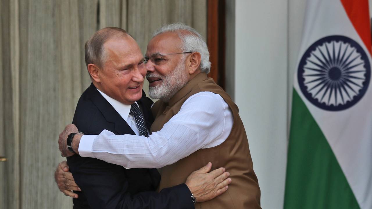 Indisk statsminister Narendra Modi klemmer russisk president Vladimir Putin før eit møte i New Delhi.