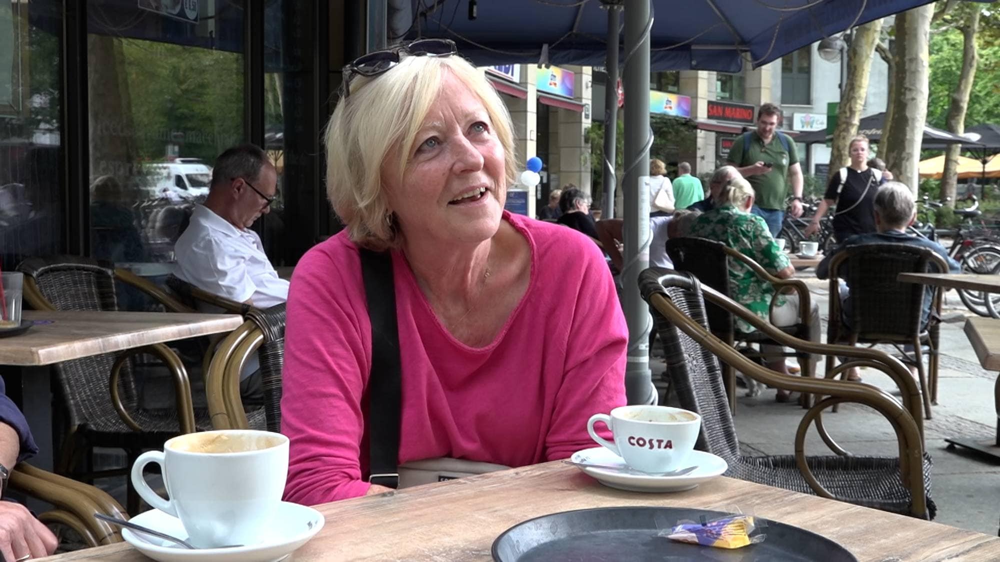 Tyske Ursula sitter på en kafé i Berlin.