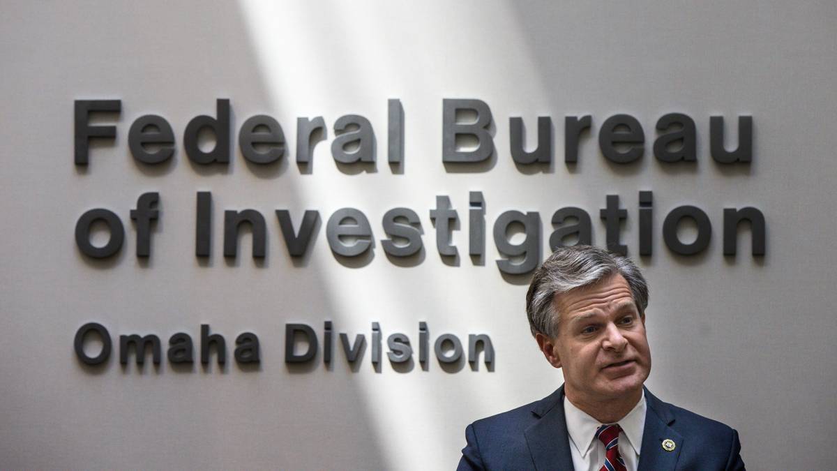 FBI-sjefen bekymret for trusler etter Trump-ransakelsen – Siste nytt – NRK