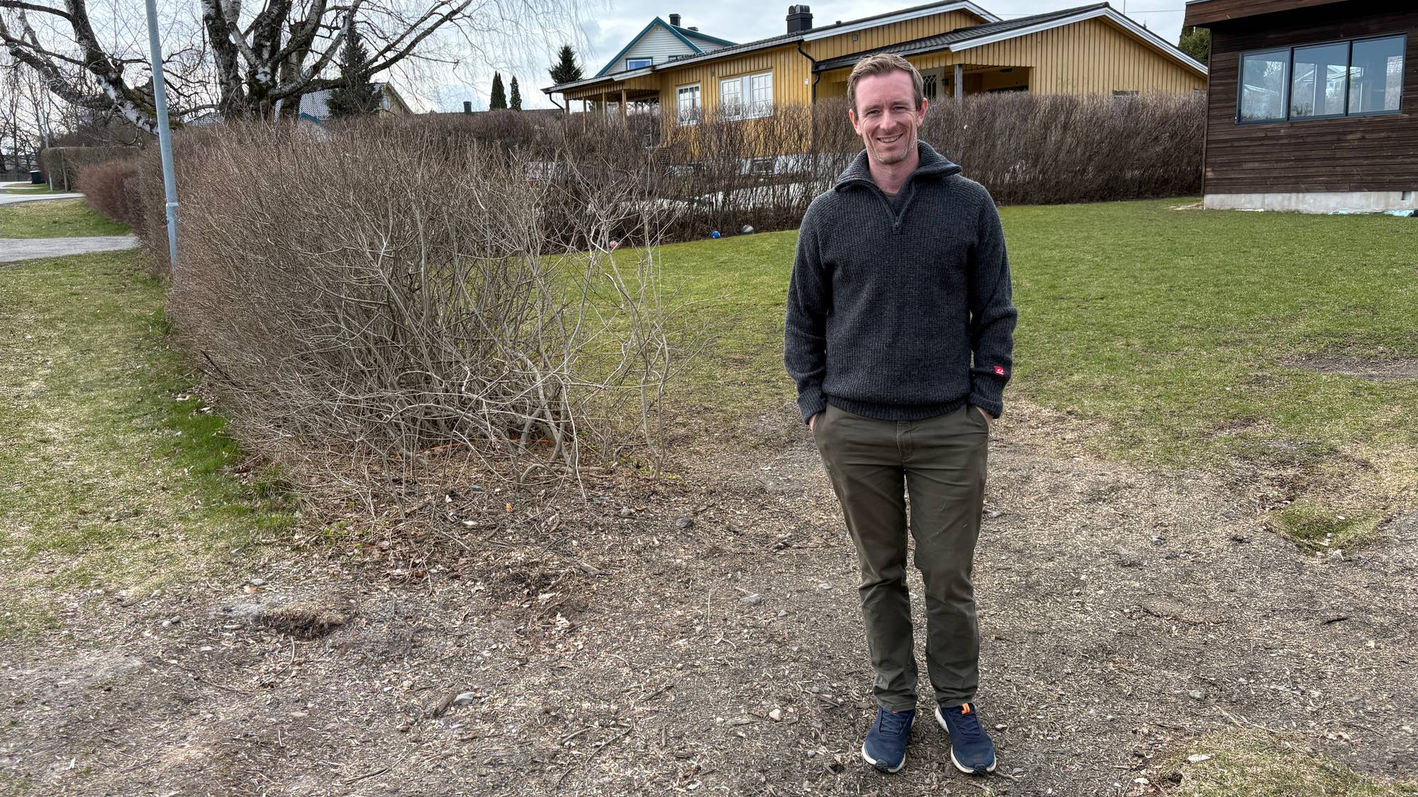 Øystein Leth, står ved den åpne plassen der det tidligere sto et stort eiketre