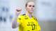 Fredrik Varfjell / NTB En håndballspiller i gul drakt hever hånden i en triumferende gest. Hun står på en håndballbane som er uskarpt bakgrunn. Drakten har nummer 17 og ulike sponsorlogoer. Stemningen er intens, med fokus på spillerens uttrykk. (Bildebeskrivelsen er laget av en KI-tjeneste)
