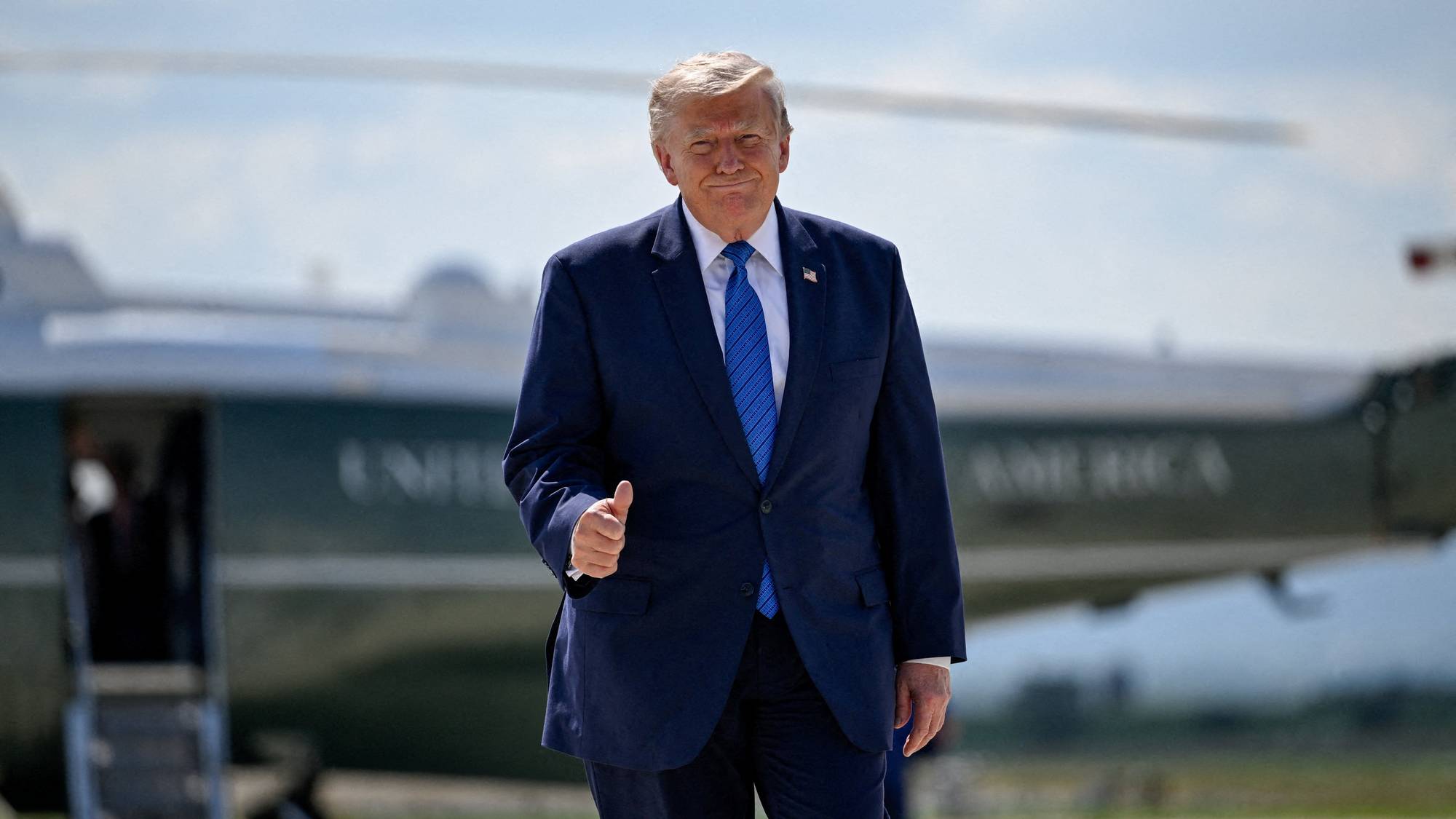 USAs president Donald Trump gir tommel opp idet han går fra Marine One for å gå om bord i Air Force One på Hagerstown Regional Airport i Hagerstown, Maryland, etter et regjeringsmøte på Camp David, 31. juli 2026.