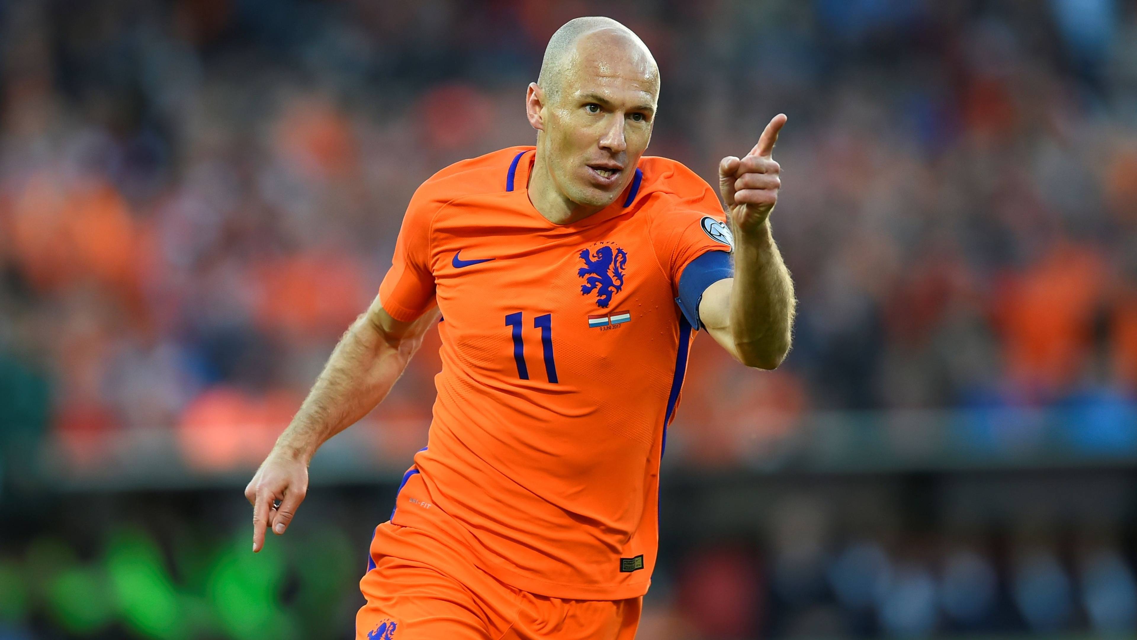 Arjen Robben feirer i Nederland-drakt med nummer 11 på en fotballstadion. (Bildebeskrivelsen er laget av en KI-tjeneste)